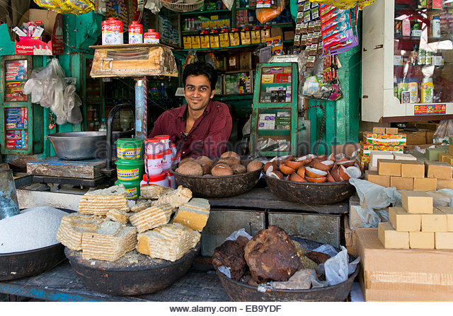 friendly-looking-grocer-at-the-market-jodhpur-rajasthan-india-eb9ydf
